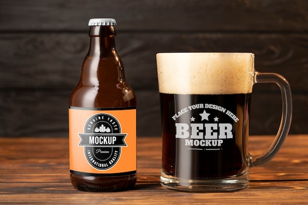 Modelo de xícara de cerveja em mesa de madeira