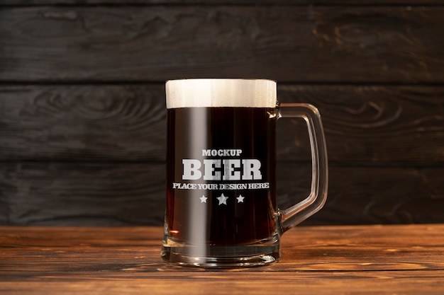 Modelo de xícara de cerveja em mesa de madeira