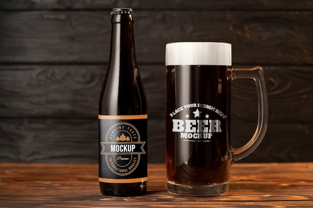 Modelo de xícara de cerveja em mesa de madeira