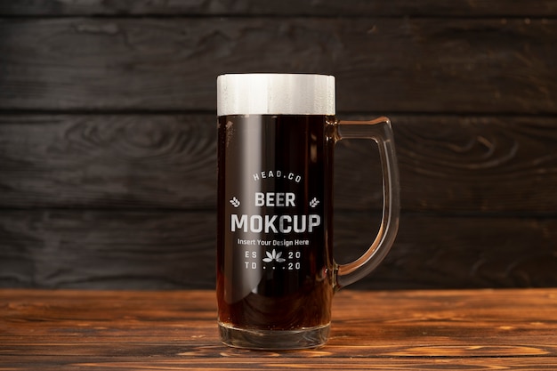 Modelo de xícara de cerveja em mesa de madeira