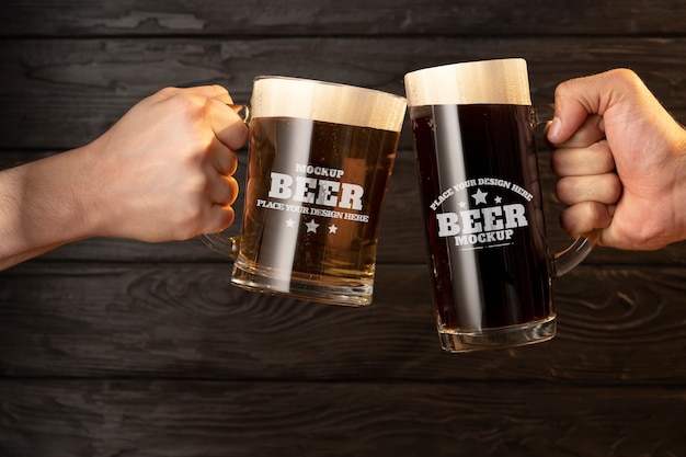 Modelo de xícara de cerveja em mesa de madeira