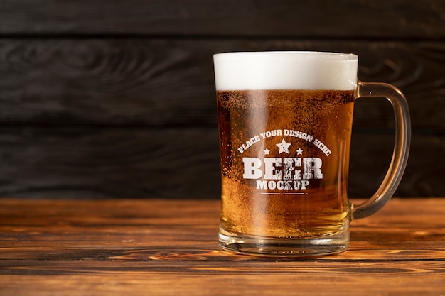 Modelo de xícara de cerveja em mesa de madeira