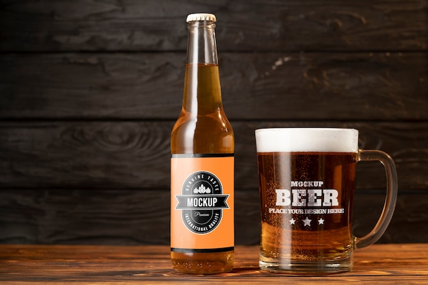 Modelo de xícara de cerveja em mesa de madeira