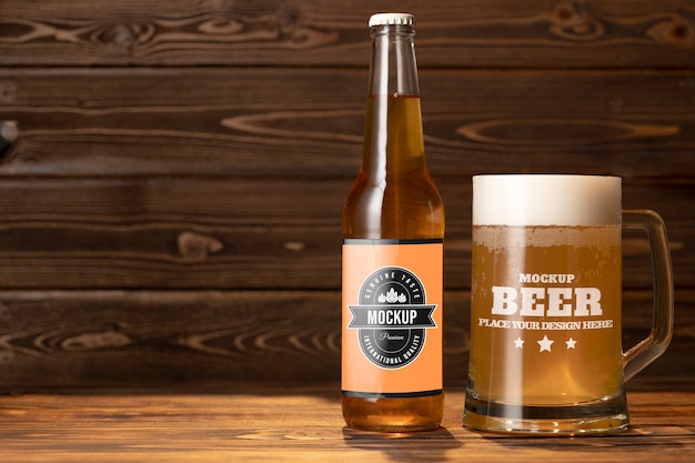 Modelo de xícara de cerveja em mesa de madeira