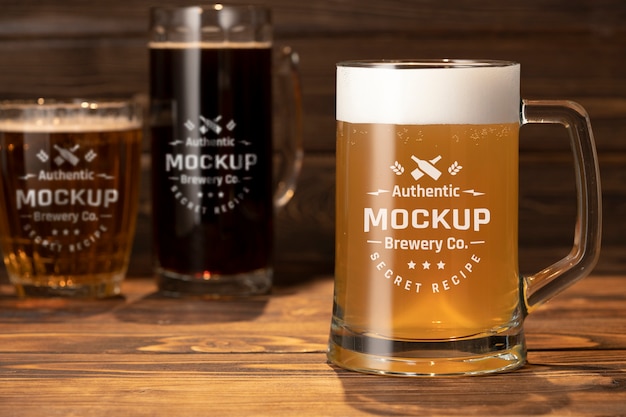 Modelo de xícara de cerveja em mesa de madeira