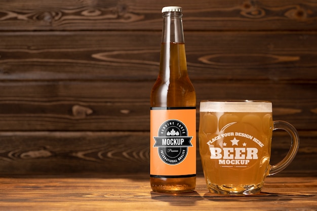Modelo de xícara de cerveja em mesa de madeira