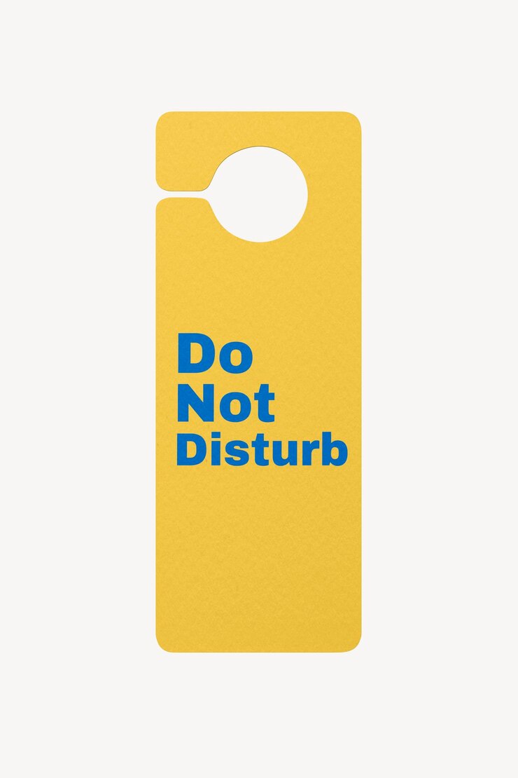 Modelo de etiqueta de la puerta diseño 3D amarillo psd