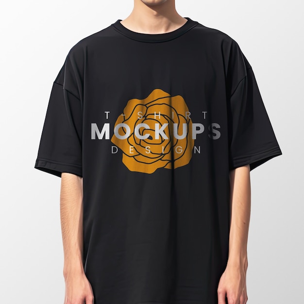 Modelo frontal de PSD con maqueta de camiseta negra