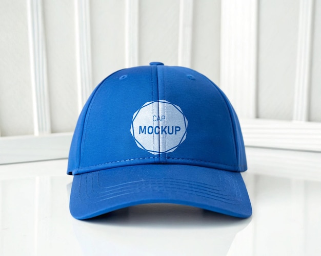 Modelo de gorra azul sobre fondo blanco