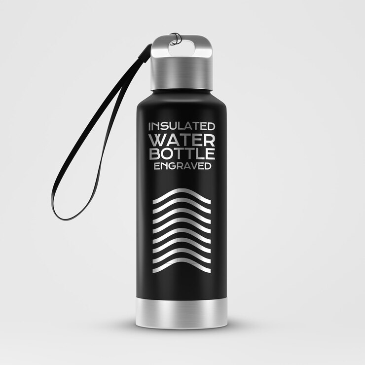 PSD modelo grabado de botella de agua aislada reutilizable