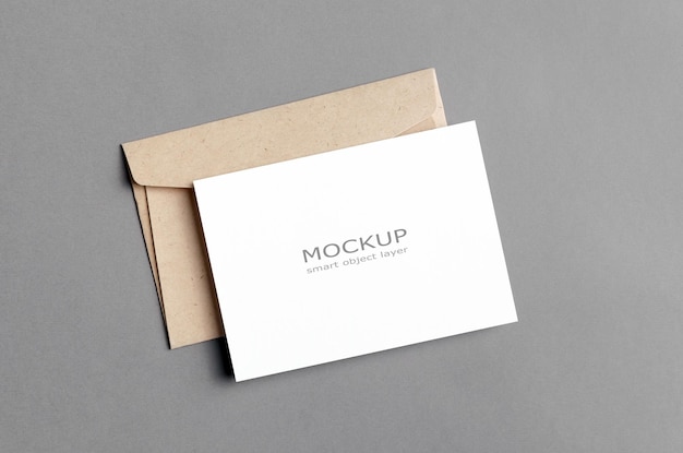 Modelo de invitación o tarjeta de felicitación en blanco con sobre