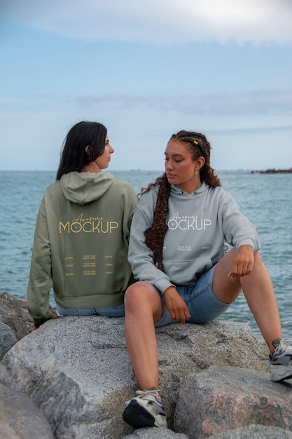Modelo latino con modelo de sudadera con capucha
