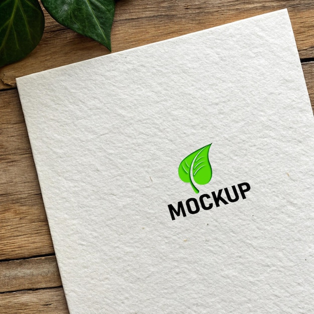 Modelo de logotipo grabado en papel blanco reciclado