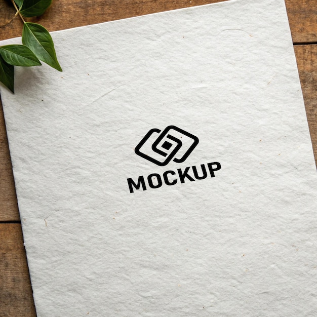 Modelo de logotipo grabado en papel blanco reciclado