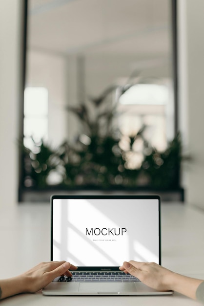 Modelo de maquillaje de pantalla de portátil moderno