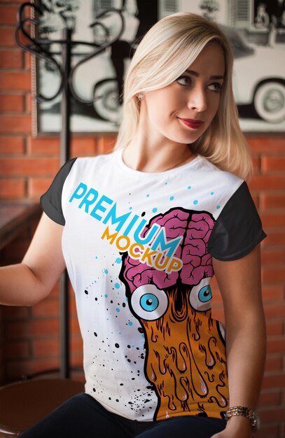 PSD modelo de moda de camiseta mockup