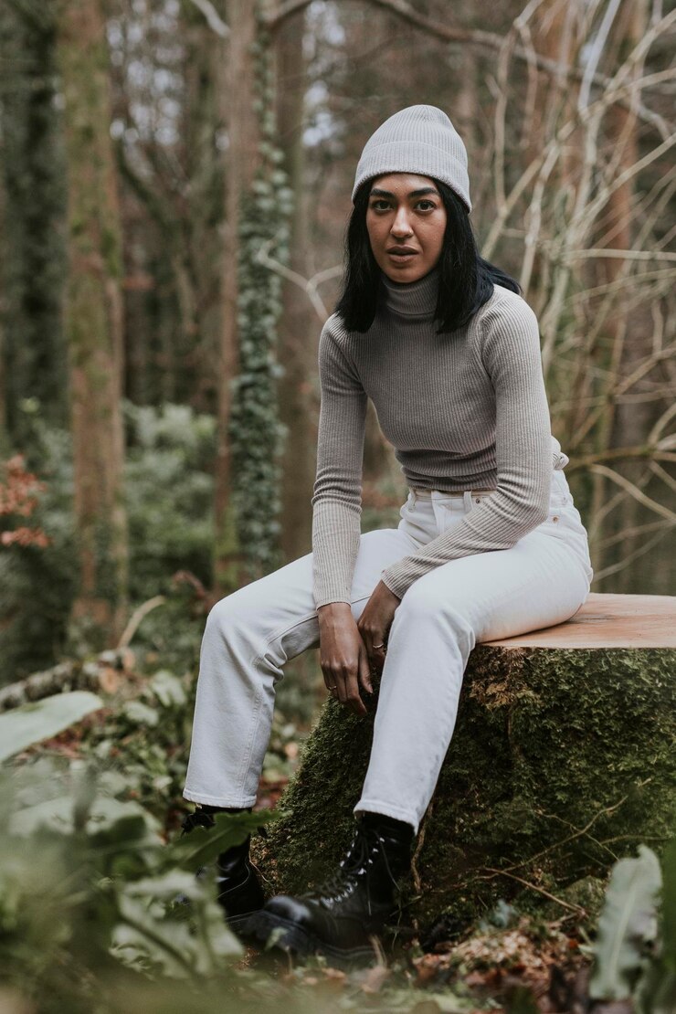 PSD modelo de moda de otoño de mujeres 39 suéter de cuello alto editable y gorra mujer sentada en el bosque psd