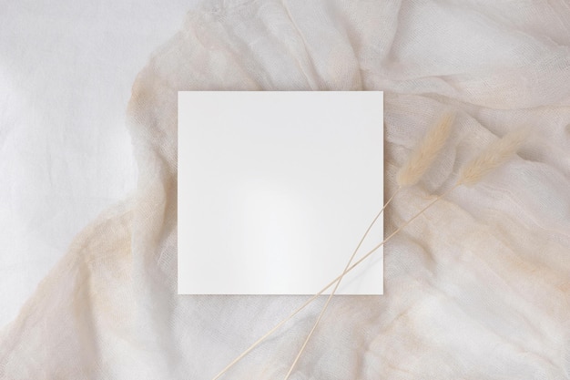 Modelo de número de mesa de 5x5 en fondo beige