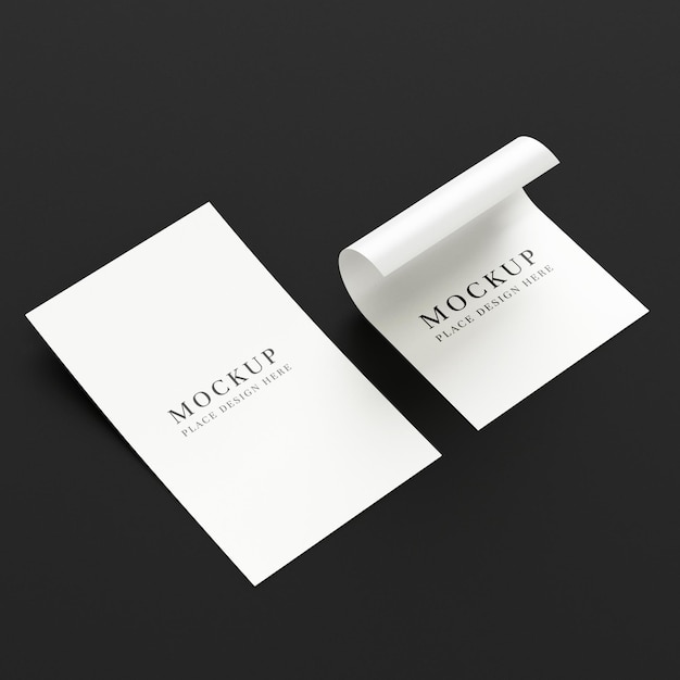 Modelo de papel rizado y plano en fondo oscuro