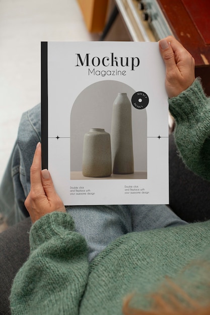 Modelo de persona que sostiene la revista