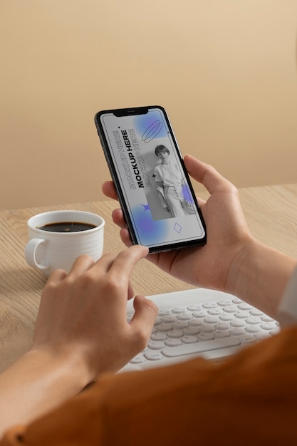 Modelo de persona sosteniendo el teléfono