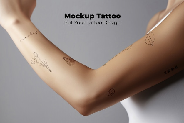 Modelo posando con una maqueta de tatuaje en el brazo