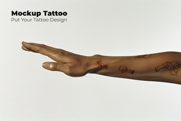 PSD modelo posando con una maqueta de tatuaje en el brazo