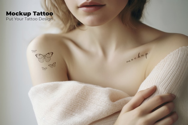 Modelo posando con una maqueta de tatuaje en el brazo