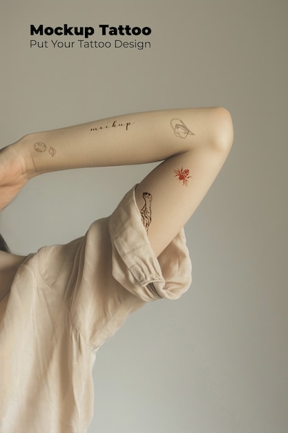 Modelo posando con una maqueta de tatuaje en el brazo