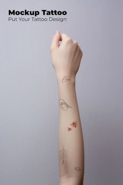 Modelo posando con una maqueta de tatuaje en el brazo