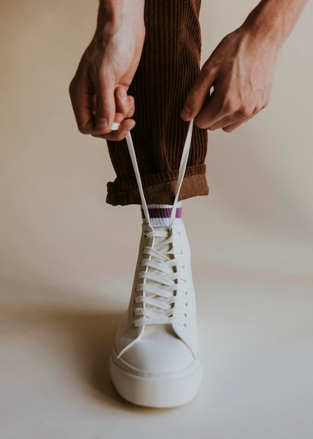 Modelo de PSD atando cordones de zapatos de zapatillas altas