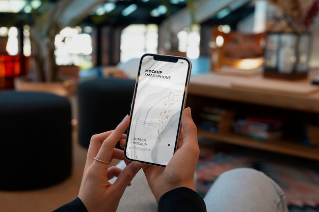 Modelo segurando uma maquete de smartphone