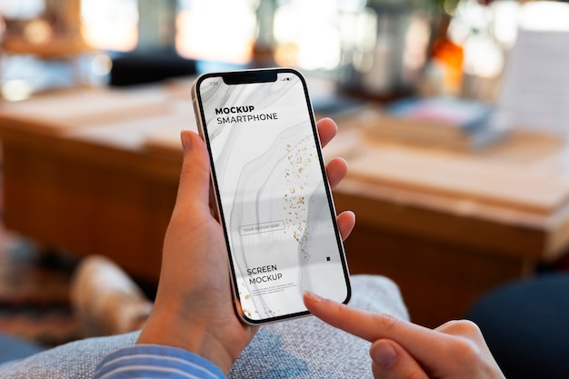 Modelo segurando uma maquete de smartphone