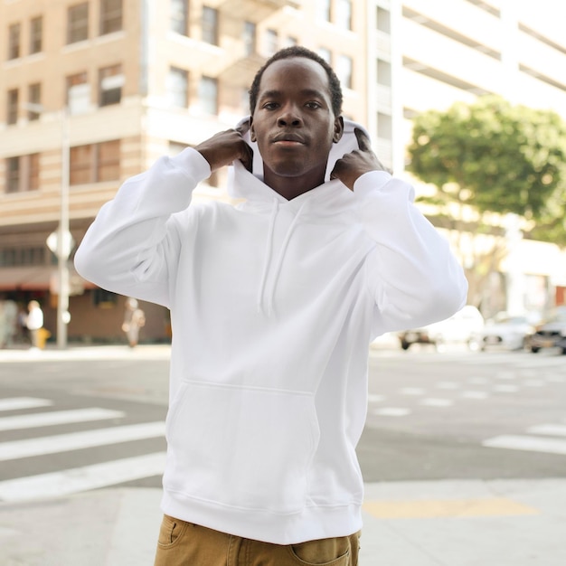 Modelo de sudadera blanca con capucha de moda PSD estilo callejero ropa masculina sesión de fotos de moda