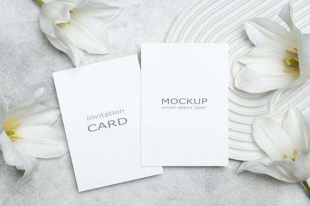 Modelo de tarjeta de invitación de boda en blanco de dos lados con tulipanes frescos en el frente y en la parte trasera