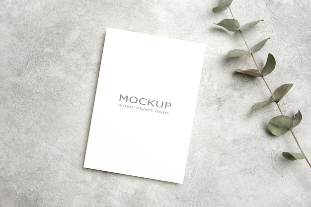 Modelo de tarjeta de invitación de boda con una ramita de eucalipto