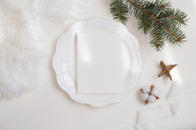 Modelo de tarjeta de Navidad 5x7 en plato blanco