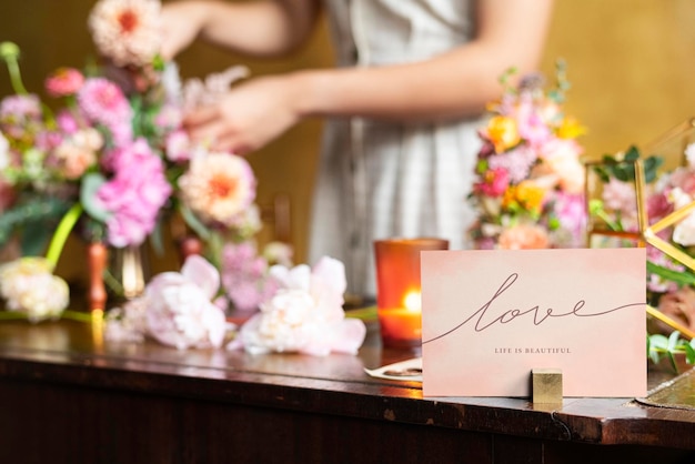 Modelo de tarjeta por ramo de flores en una mesa de madera