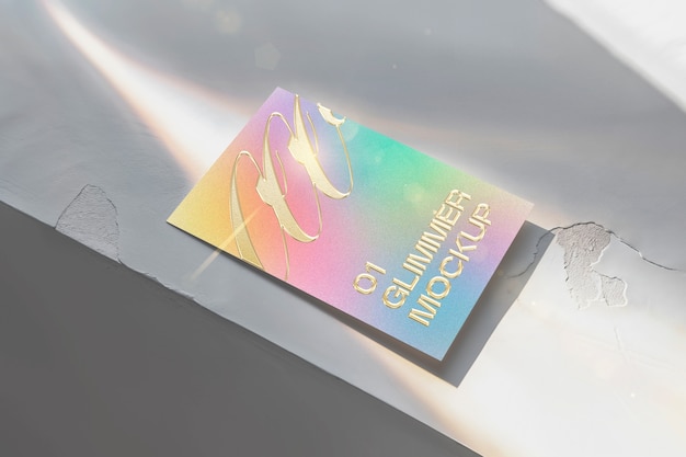 Modelo de tarjeta de visita reluciente con papel dorado