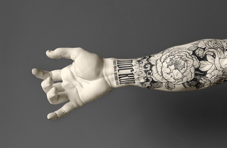 Modelo de tatuaje en el brazo de una estatua griega