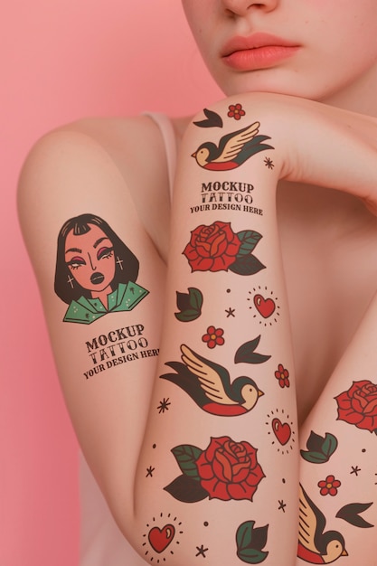 Modelo de tatuaje posando en una maqueta de estudio