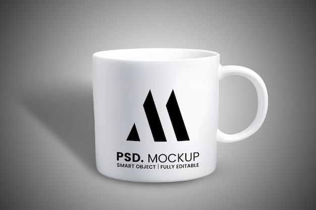 modelo de taza blanca sobre un fondo gris