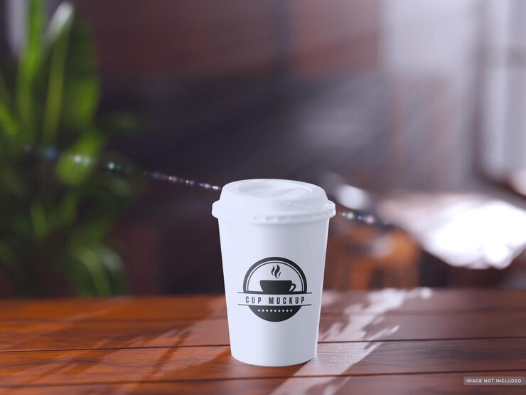 Modelo de taza de café en una mesa de madera