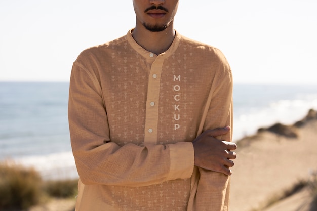 Modelo vestindo roupas ecológicas na praia