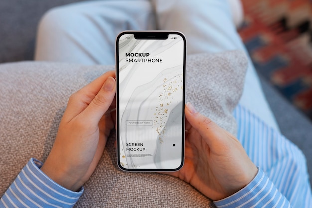 Modelo de vista superior sosteniendo un teléfono inteligente