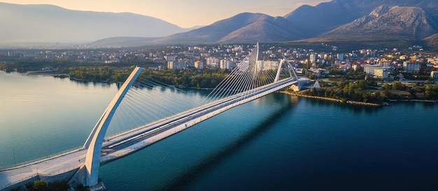 Moderne Brücke über Wasser und Berge