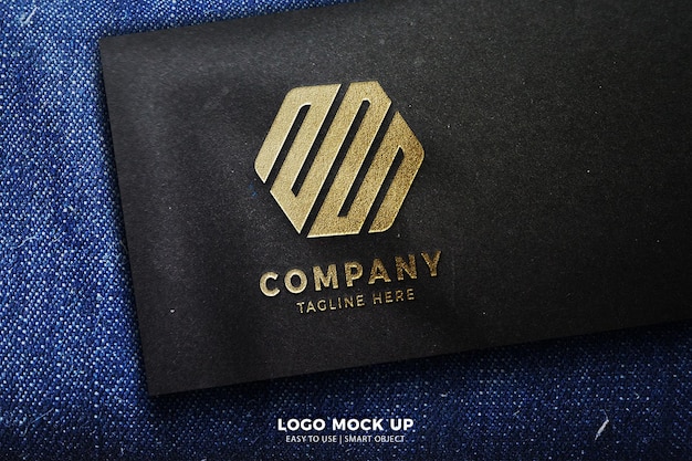 Modernes logo-modell luxus-goldglitter-id-karte auf schwarzem papier und denim-hintergrund
