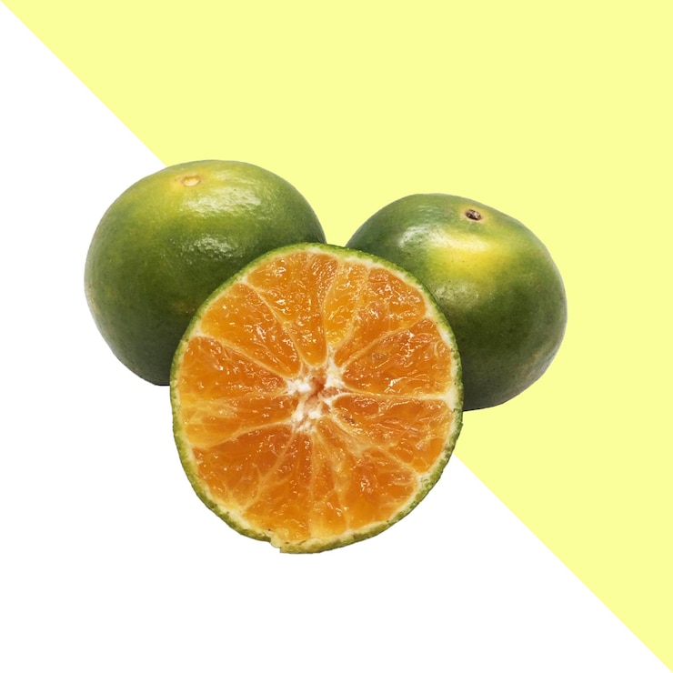 PSD la moitié de la moitié d'une orange est représentée sur un fond jaune