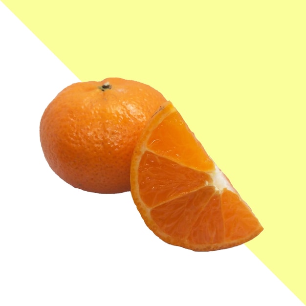 la moitié de la moitié d'une orange est représentée sur un fond jaune