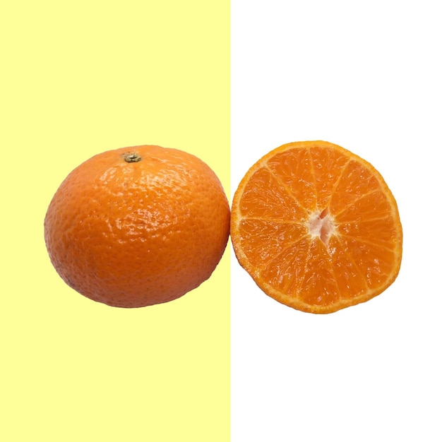 la moitié de la moitié d'une orange est représentée sur un fond jaune